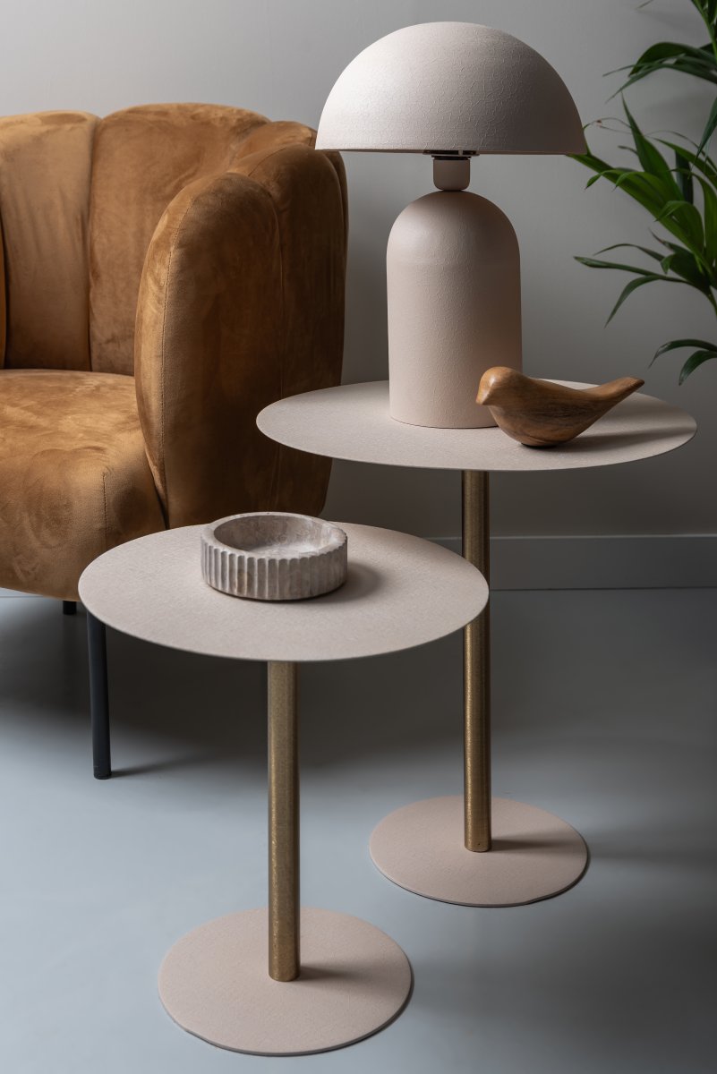 Boaz 43cm Beige lámpara de mesa De Leitmotiv - La lámpara de mesa metálica Boaz destaca por su diseño moderno y elegante, con una silueta moderna en forma de seta.