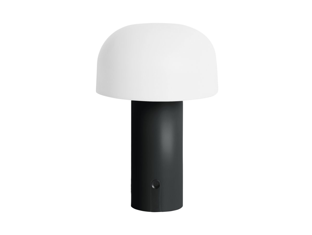 Luca LED 22cm Negro portátil De Leitmotiv - Gracias a su diseño LED inalámbrico, la lámpara se puede colocar con flexibilidad y, con una autonomía de hasta 8 horas, es perfecta para crear ambiente.