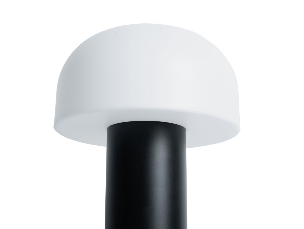 Luca LED 22cm Negro portátil De Leitmotiv - Gracias a su diseño LED inalámbrico, la lámpara se puede colocar con flexibilidad y, con una autonomía de hasta 8 horas, es perfecta para crear ambiente.