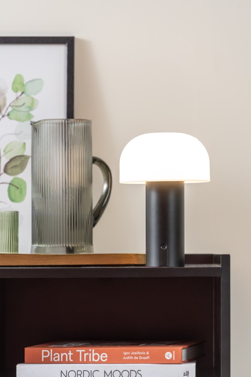 Luca LED 22cm Negro portátil De Leitmotiv - Gracias a su diseño LED inalámbrico, la lámpara se puede colocar con flexibilidad y, con una autonomía de hasta 8 horas, es perfecta para crear ambiente.