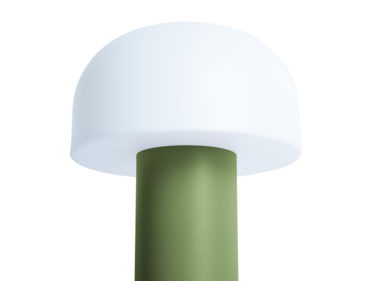 Luca LED 22cm Verde portátil De Leitmotiv - Está fabricada en metal con un acabado verde mate y cuenta con una pantalla de plástico blanco lechoso que emite una luz suave y agradable.