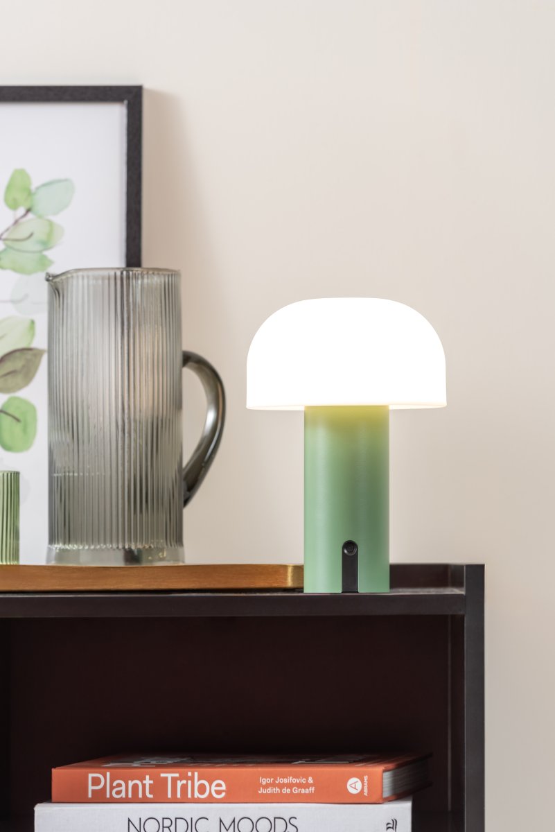Luca LED 22cm Verde portátil De Leitmotiv - Está fabricada en metal con un acabado verde mate y cuenta con una pantalla de plástico blanco lechoso que emite una luz suave y agradable.