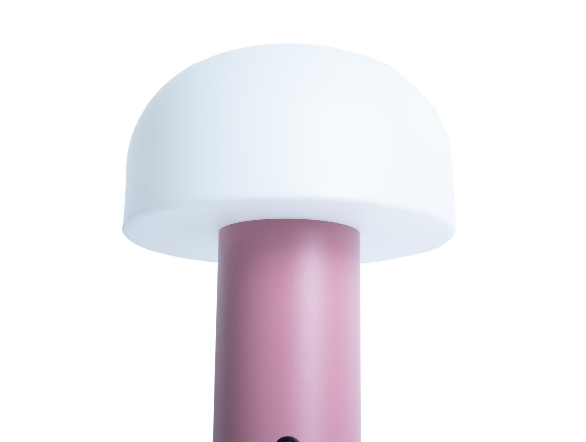 Luca LED 22cm Rosa portátil De Leitmotiv - Está fabricada en metal con un atractivo acabado rosa y cuenta con una pantalla de plástico blanco lechoso que emite una luz suave y agradable.