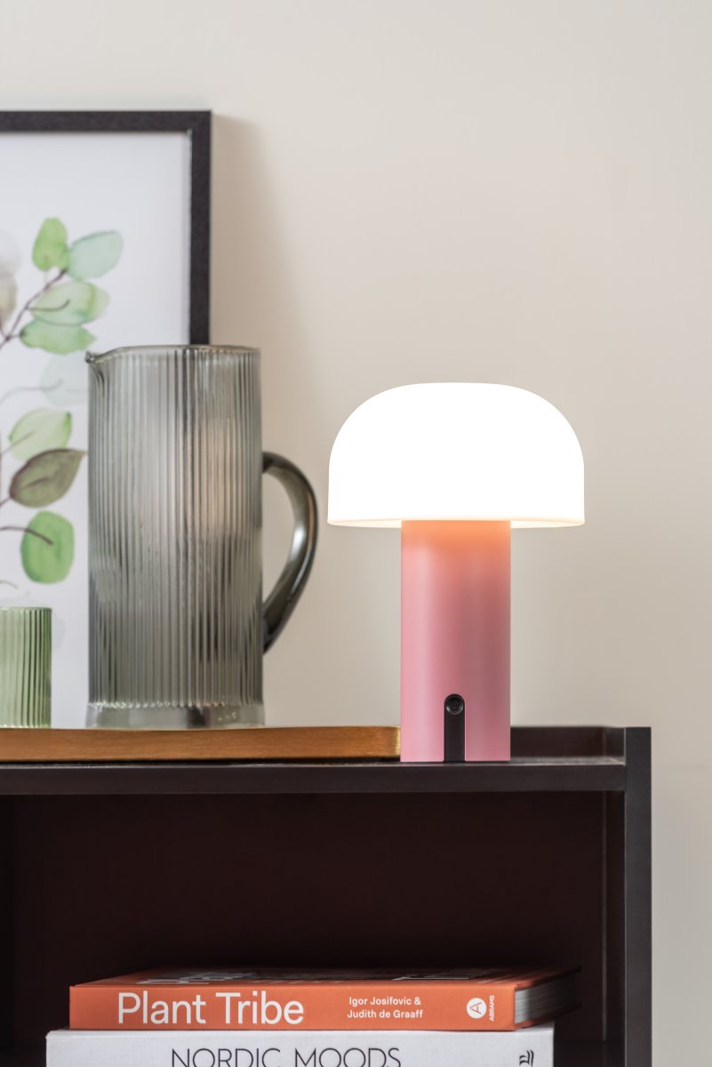 Luca LED 22cm Rosa portátil De Leitmotiv - Está fabricada en metal con un atractivo acabado rosa y cuenta con una pantalla de plástico blanco lechoso que emite una luz suave y agradable.