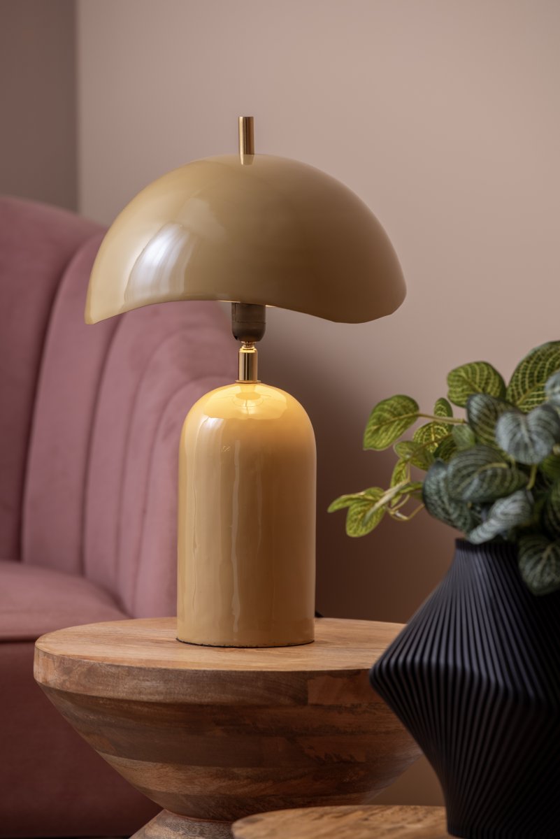 Querido 40cm Amarillo lámpara de mesa De Leitmotiv - Fabricada en metal con un acabado brillante color miel y detalles dorados, es un complemento elegante para tu hogar.