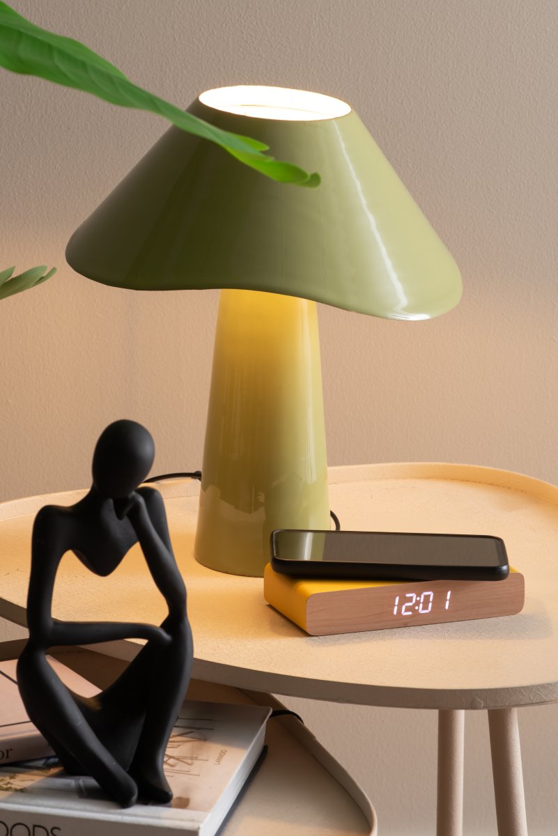 Ameno 33cm Verde lámpara de mesa De Leitmotiv - Ameno es una elegante lámpara de mesa metálica con un acabado verde brillante que emite una luz suave y armoniosa.