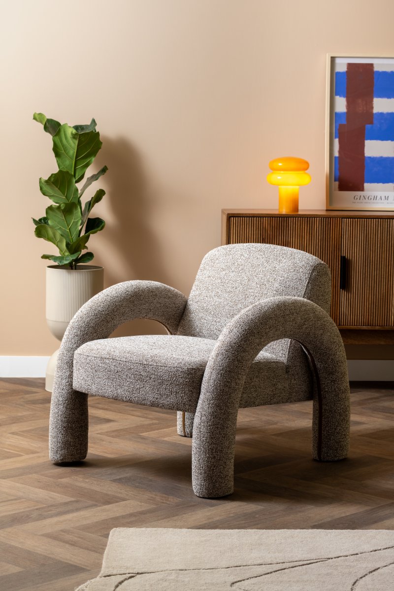 Incesante 24cm Amarillo lámpara de mesa De Leitmotiv - Incesante es una lámpara de mesa escultural de cristal con una pantalla de color amarillo intenso que emite una luz cálida y acogedora.