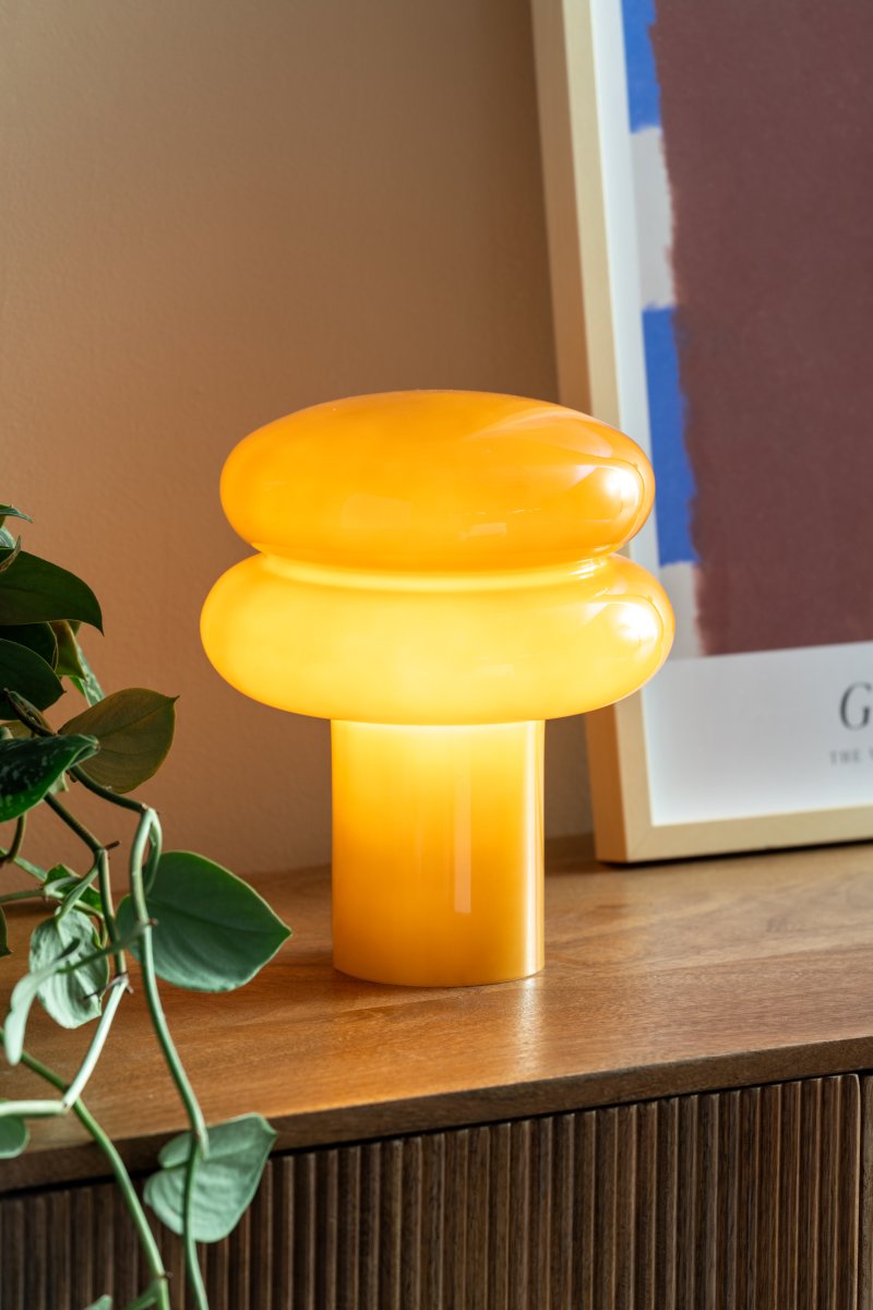 Incesante 24cm Amarillo lámpara de mesa De Leitmotiv - Incesante es una lámpara de mesa escultural de cristal con una pantalla de color amarillo intenso que emite una luz cálida y acogedora.