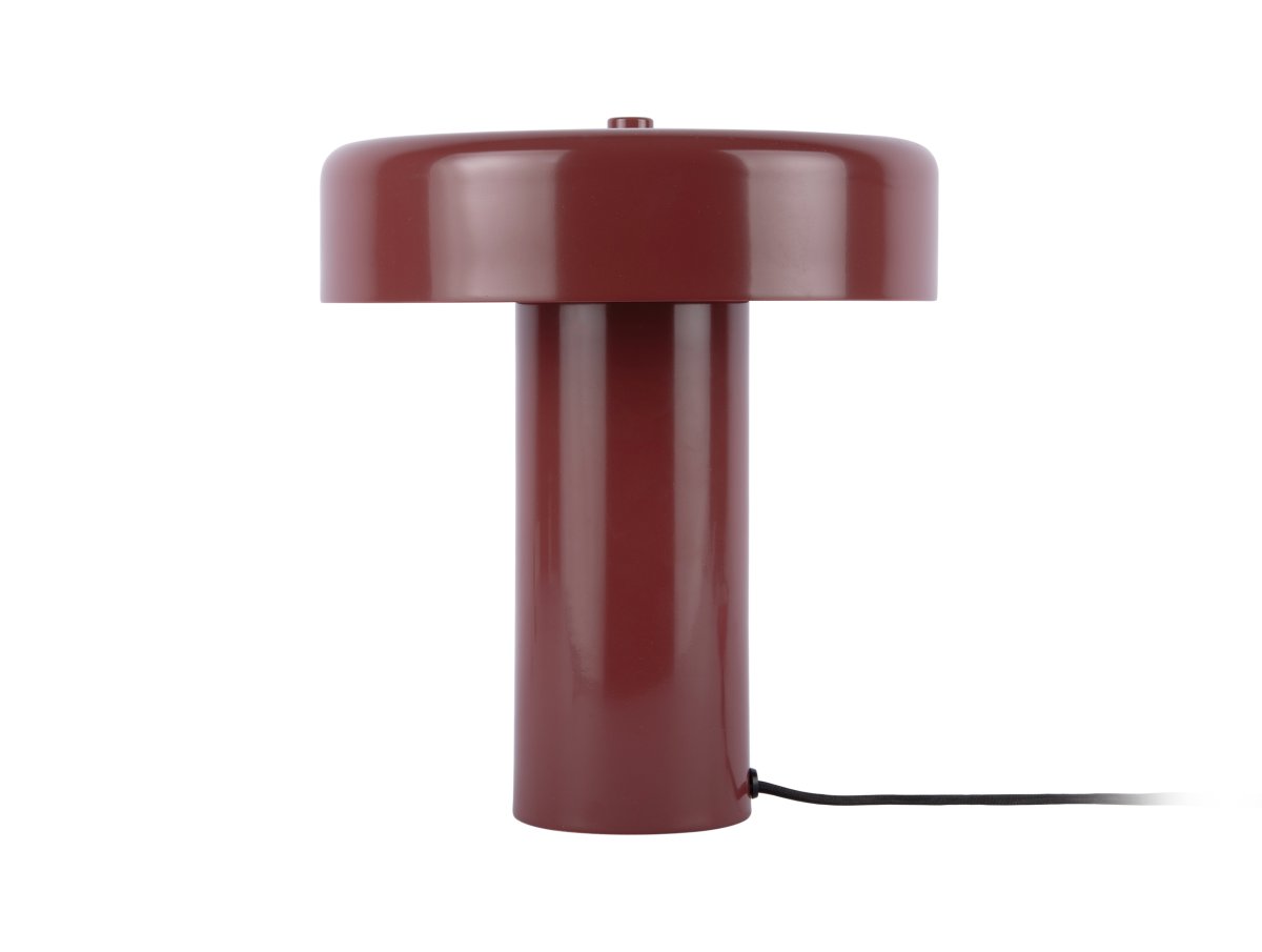 Riqueza Palo 26cm borgoña lámpara de mesa De Leitmotiv - La elegante lámpara de mesa Riqueza Palo, fabricada en metal con acabado brillante y pantalla burdeos, cautiva por su forma estilizada y diseño minimalista, que le confiere una presencia elegante y discreta que se integra armoniosamente en diversos ambientes.