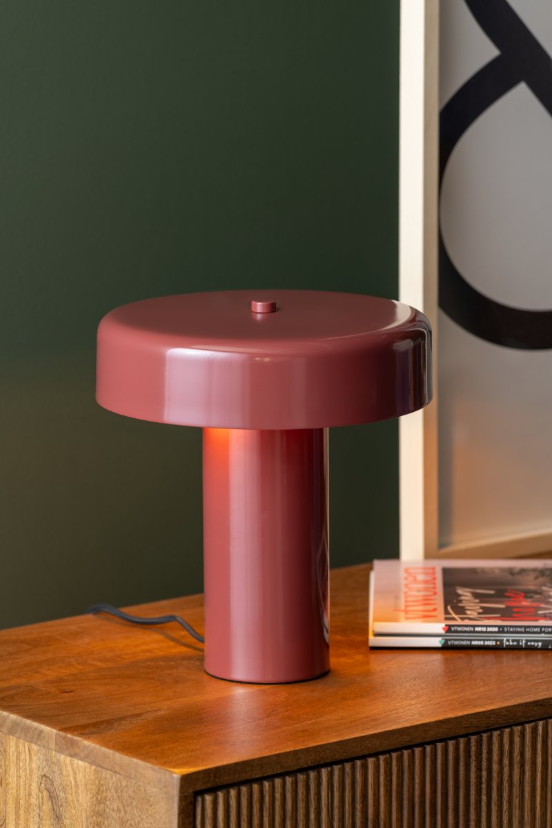 Riqueza Palo 26cm borgoña lámpara de mesa De Leitmotiv - La elegante lámpara de mesa Riqueza Palo, fabricada en metal con acabado brillante y pantalla burdeos, cautiva por su forma estilizada y diseño minimalista, que le confiere una presencia elegante y discreta que se integra armoniosamente en diversos ambientes.