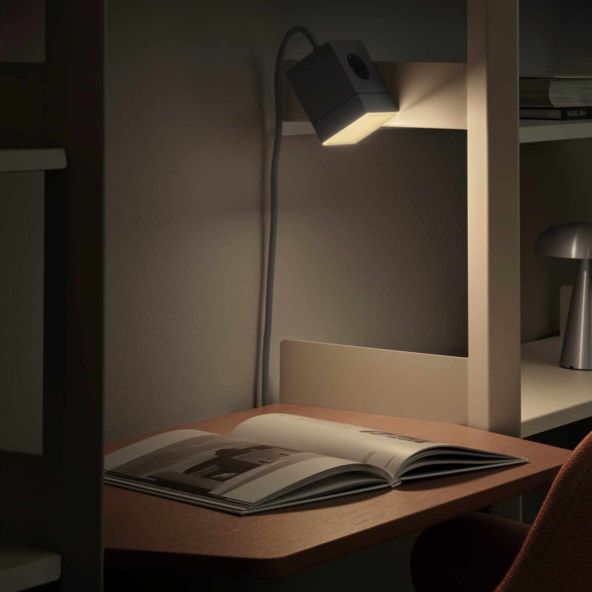 LAMP 1 - EU Gris De Avolt - La l&aacute;mpara est&aacute; fabricada en policarbonato y cuenta con una cubierta de vidrio esmerilado y texturizado que difunde la luz de forma suave y agradable.
