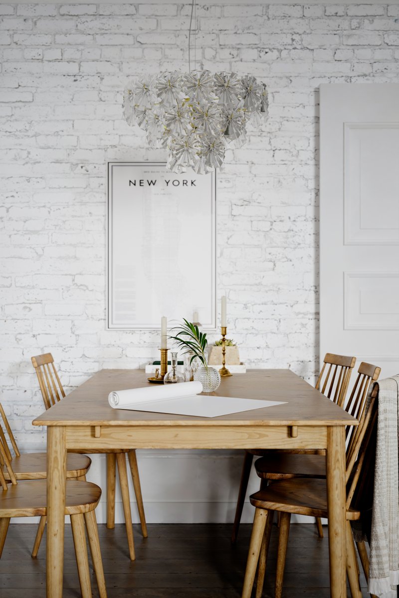 Lorraine Ø52 Latón Lámpas de techo De By Rydéns - La fuente de luz, rodeada de prismas decorativos en forma de flor, crea una hermosa imagen de luz en la habitación.