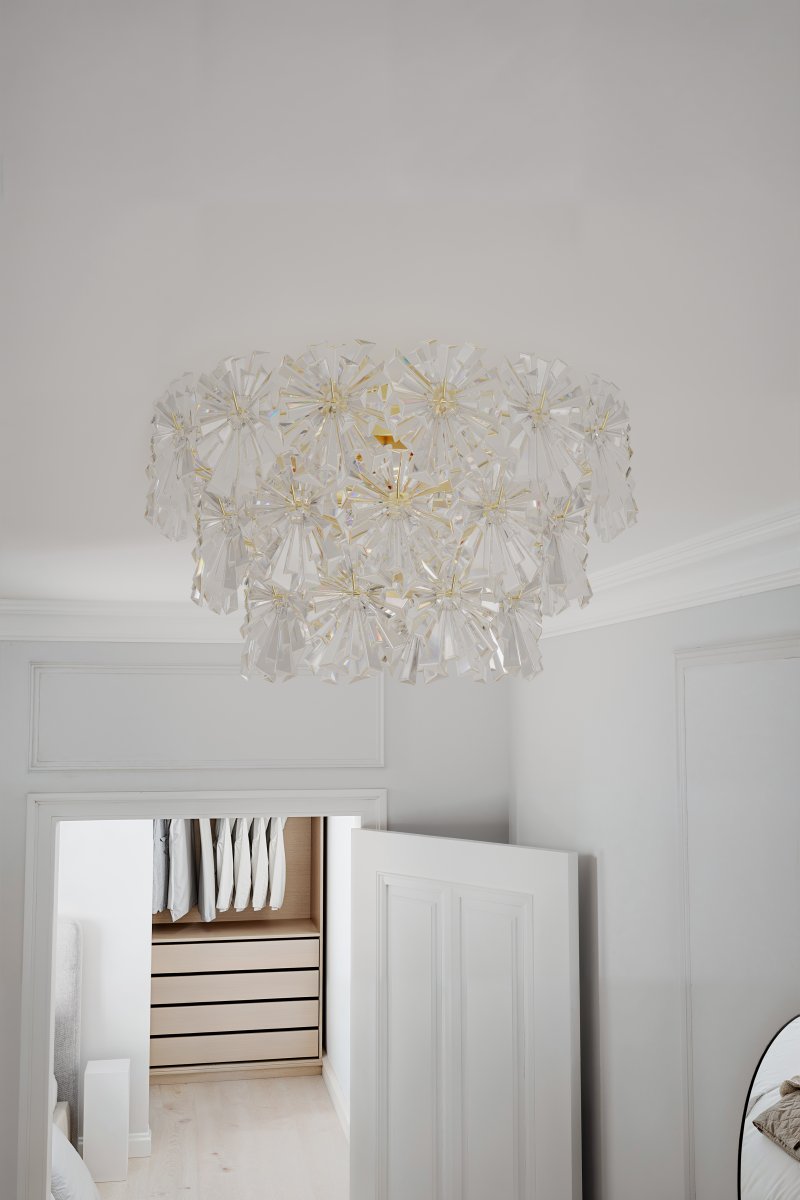 Lorraine Ø50 Latón plafón De By Rydéns - La fuente de luz, rodeada de prismas decorativos en forma de flor, crea una hermosa imagen de luz en la habitaci&oacute;n.