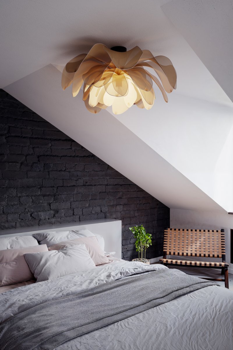 Lou Lou Ø80 Beige plafón De By Rydéns - Lou Lou se convierte no solo en una fuente de luz sino tambi&eacute;n en una obra de arte en tu hogar y su estilo adaptable lo convierte en un detalle interior perfecto para crear una atm&oacute;sfera &uacute;nica.