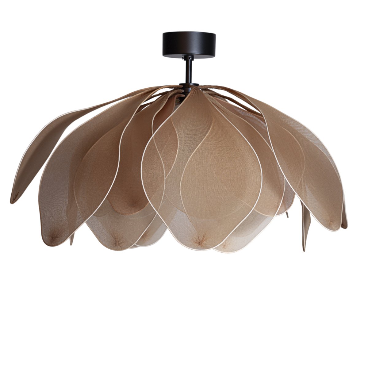 Lou Lou Ø80 Beige plafón De By Rydéns - Lou Lou se convierte no solo en una fuente de luz sino tambi&eacute;n en una obra de arte en tu hogar y su estilo adaptable lo convierte en un detalle interior perfecto para crear una atm&oacute;sfera &uacute;nica.