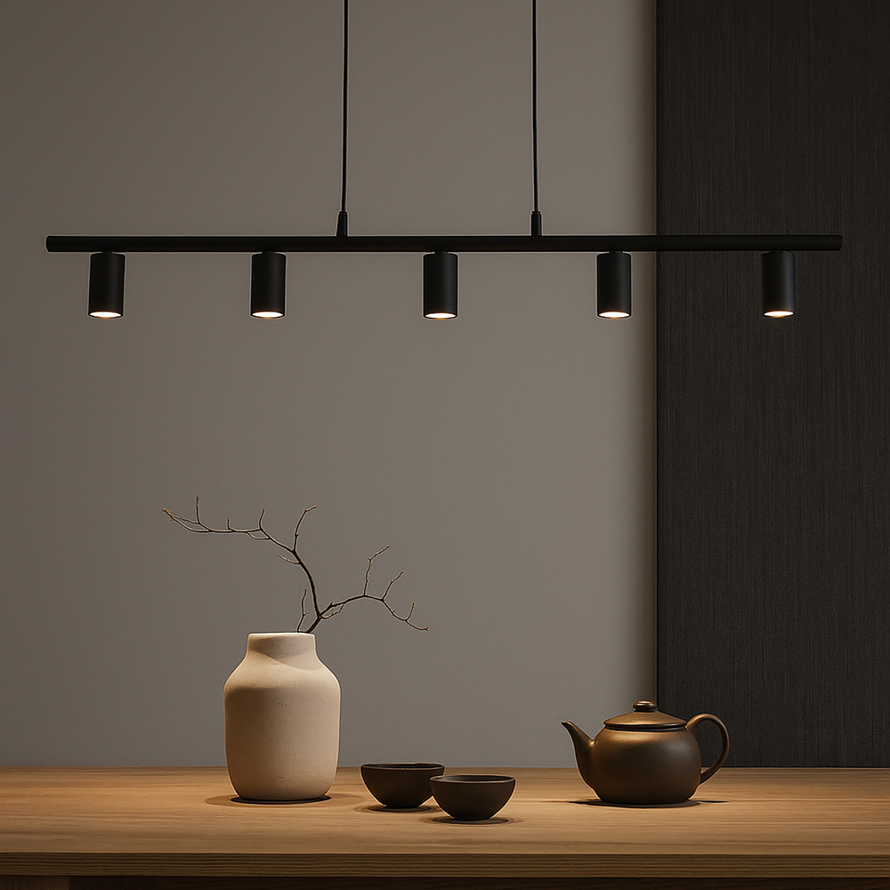 Lucy 115cm Negro mate Lámpas de techo De Belid - Lucy es una l&aacute;mpara colgante moderna y lineal con 5 focos, dise&ntilde;ada para ser montada encima de la encimera de la cocina.