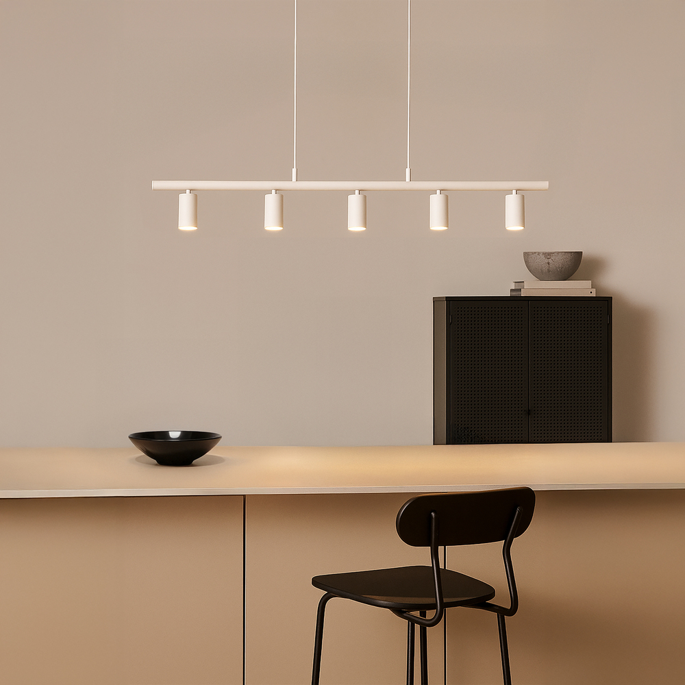 Lucy 115cm Blanco mate Lámpas de techo De Belid - Lucy es una l&aacute;mpara colgante moderna y lineal con 5 focos, dise&ntilde;ada para ser montada encima de la encimera de la cocina.