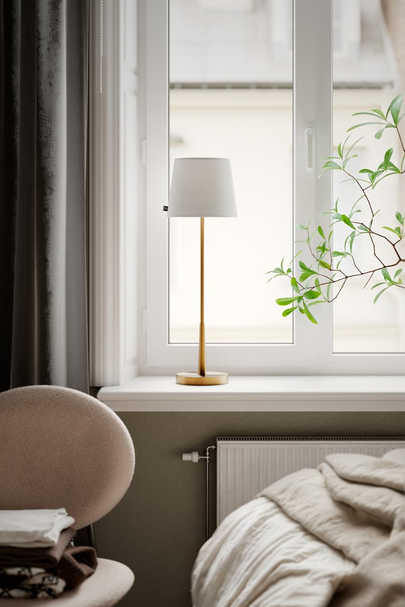 Lumi 68cm Oro lámpara de mesa De By Rydéns - La combinaci&oacute;n de una pantalla blanca, que proporciona una hermosa distribuci&oacute;n de la luz, y la base de la l&aacute;mpara de lat&oacute;n le da elegancia a la habitaci&oacute;n.
