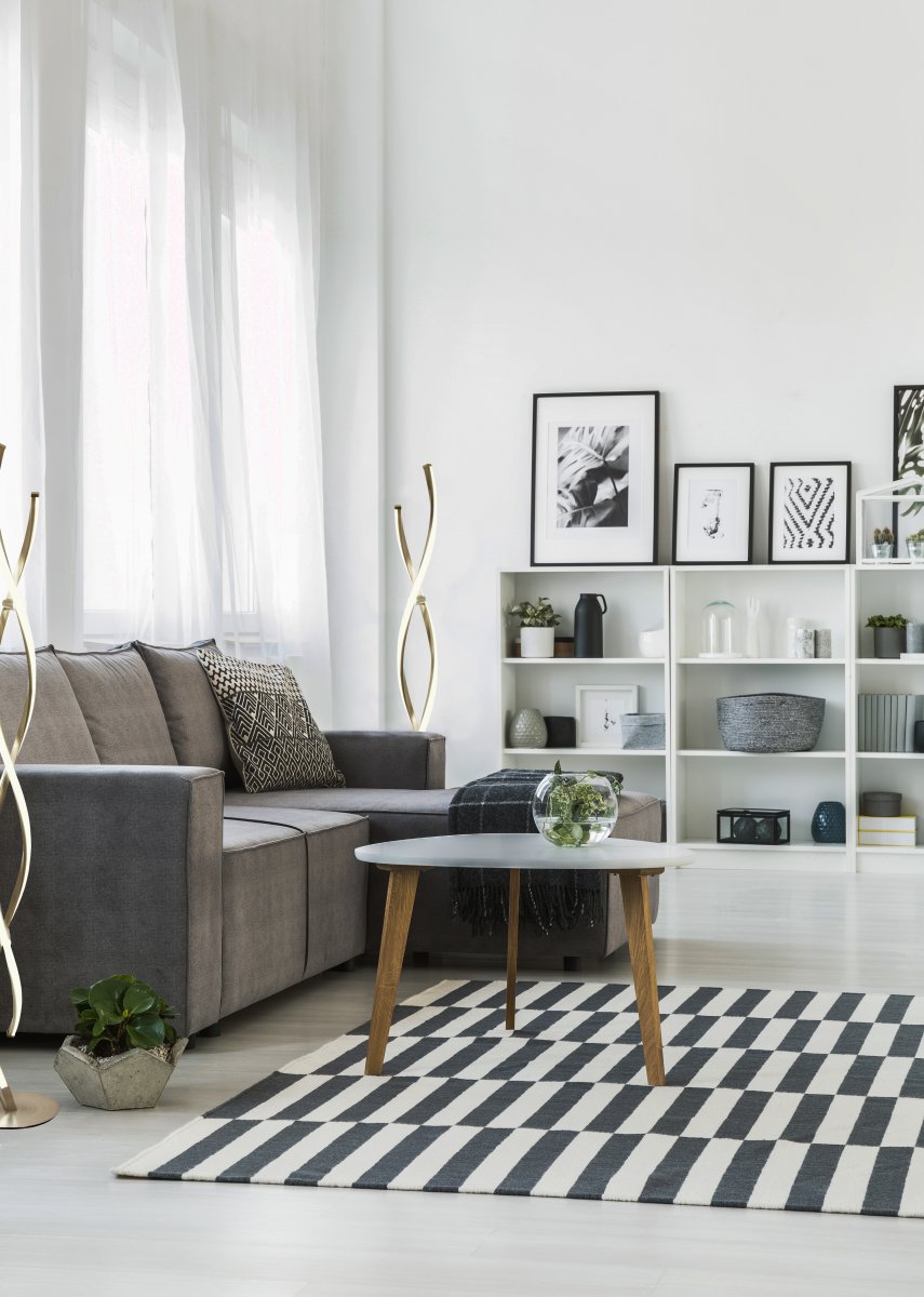 Swirl Acero lámpara de pie De Aneta Lighting - La l&aacute;mpara se enciende y se apaga mediante un regulador de pie para crear la atm&oacute;sfera deseada.