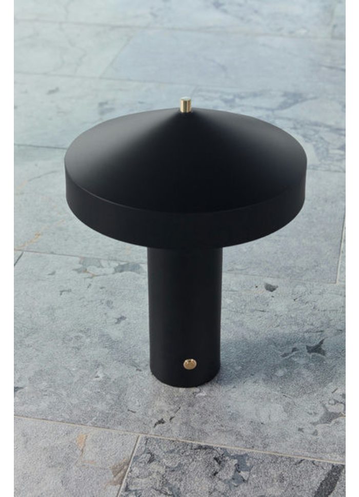 Hatto 40cm Negro lámpara de mesa De OYOY - La lámpara de mesa Hatto es como una pequeña obra de arte que aporta luz y un ambiente único a tu hogar.