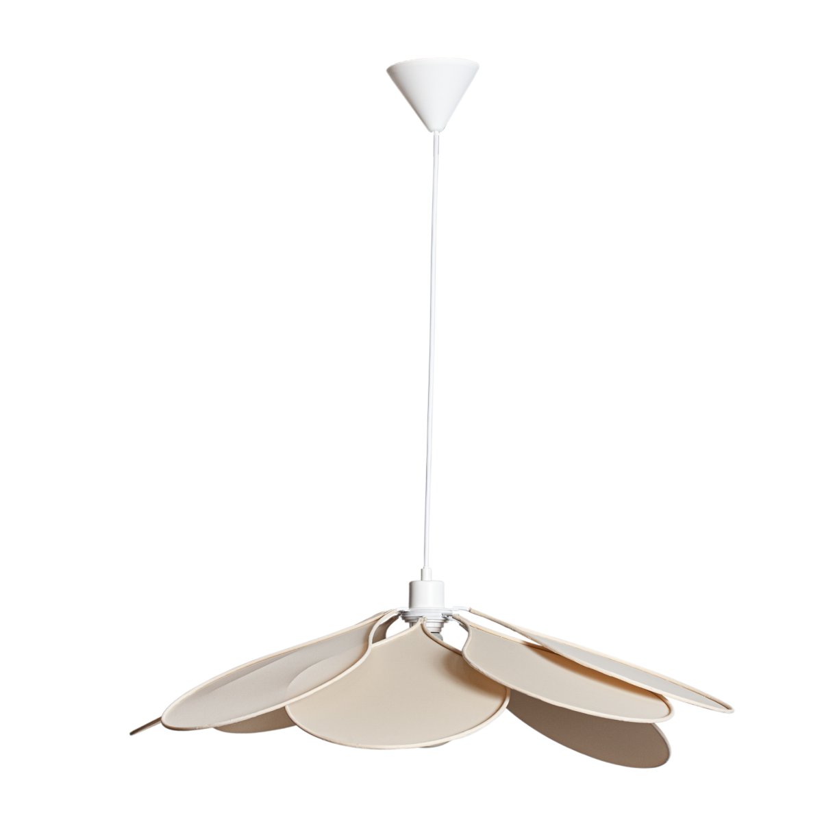 Magnolia Ø80 Beige Lámpas de techo De Cottex - La l&aacute;mpara consta de una estructura met&aacute;lica y hojas suavemente curvadas cubiertas de tela beige, creando una silueta hermosa y et&eacute;rea.