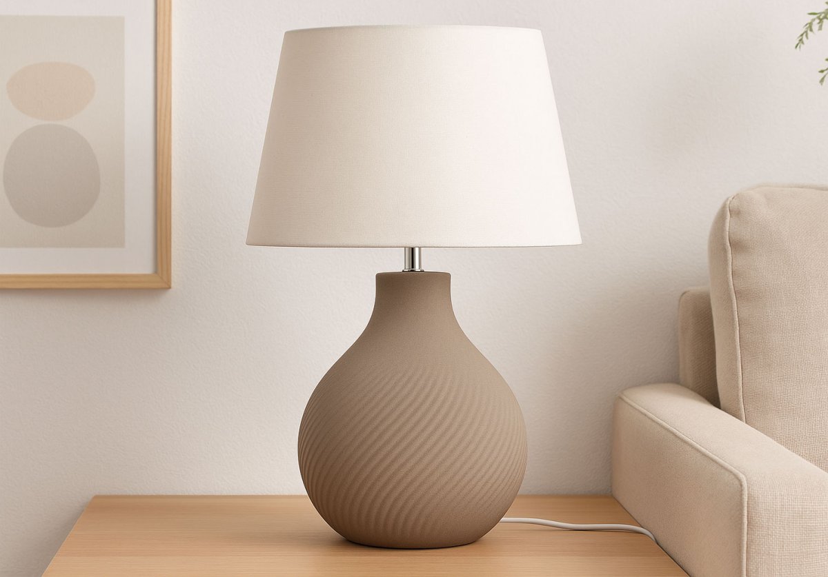 Manchester 50cm Marrón lámpara de mesa De Nordic Lighting - Su c&aacute;lida paleta de colores y su elegante dise&ntilde;o la convierten en un elemento de decoraci&oacute;n atemporal, perfecto para crear un ambiente armonioso y acogedor en el hogar.