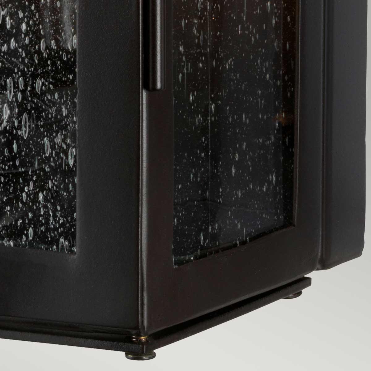 Matlock Bronce antiguo lámpara de exterior De Elstead Lighting - La robusta construcción con puertas dobles permite cambiar fácilmente la fuente de luz y los paneles de vidrio transparente difunden una luz acogedora.