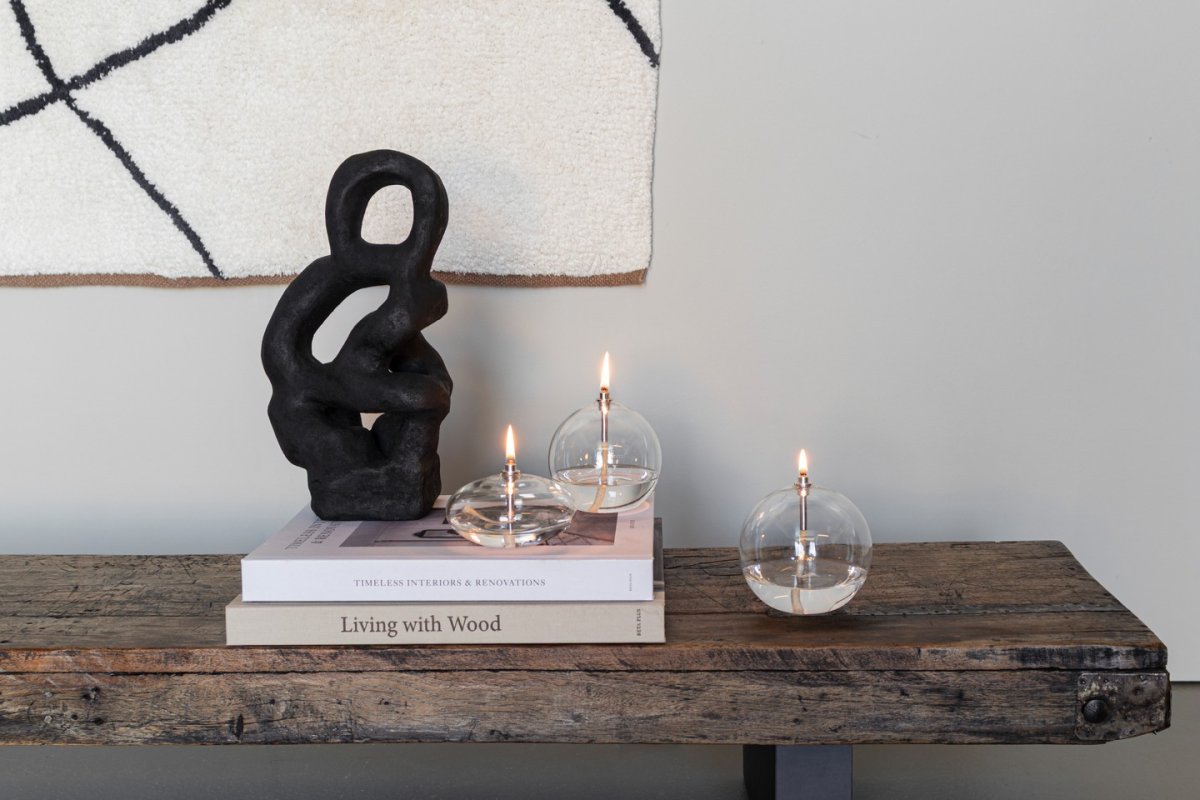 Oljelampa Aura Stor Vidrio transparente De Mette Ditmer - Cree un ambiente sofisticado y moderno con la l&aacute;mpara de aceite el&iacute;ptica AURA de Mette Ditmer en un elegante negro discreto.