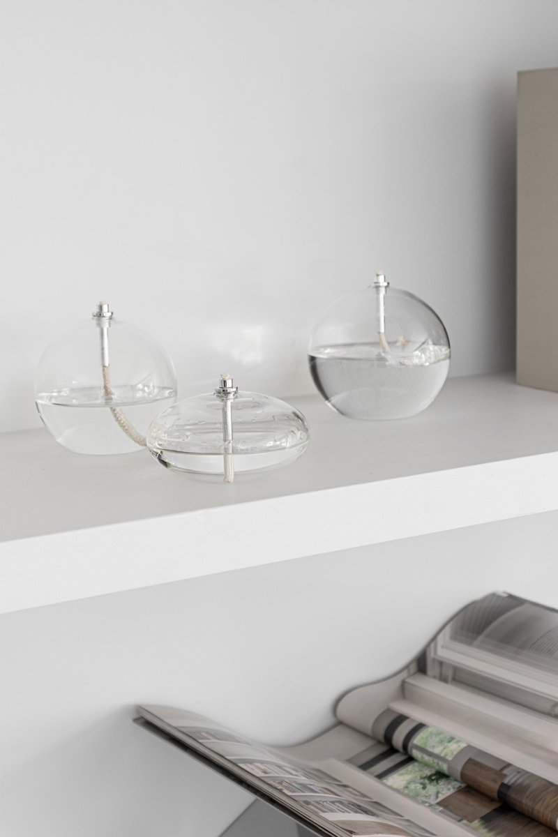 Oljelampa Aura Stor Vidrio transparente De Mette Ditmer - Cree un ambiente sofisticado y moderno con la l&aacute;mpara de aceite el&iacute;ptica AURA de Mette Ditmer en un elegante negro discreto.