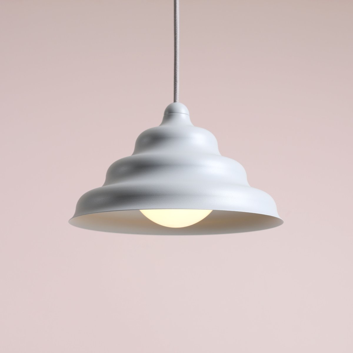 Wave Ø23 Azul Lámpas de techo De Artera - La pantalla de metal desgastado en gris mate resalta; El color crea una hermosa dispersión de luz hacia abajo, lo que lo hace perfecto para colgarlo sobre la mesa del comedor o la encimera de la cocina.