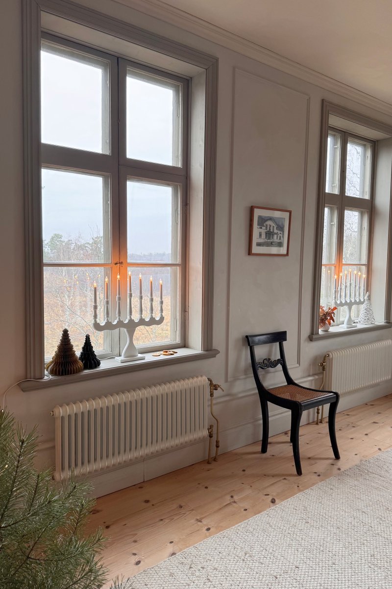 Svaneholm Blanco De Markslöjd - Candelabro de siete brazos en color blanco que se adapta a cualquier hogar.