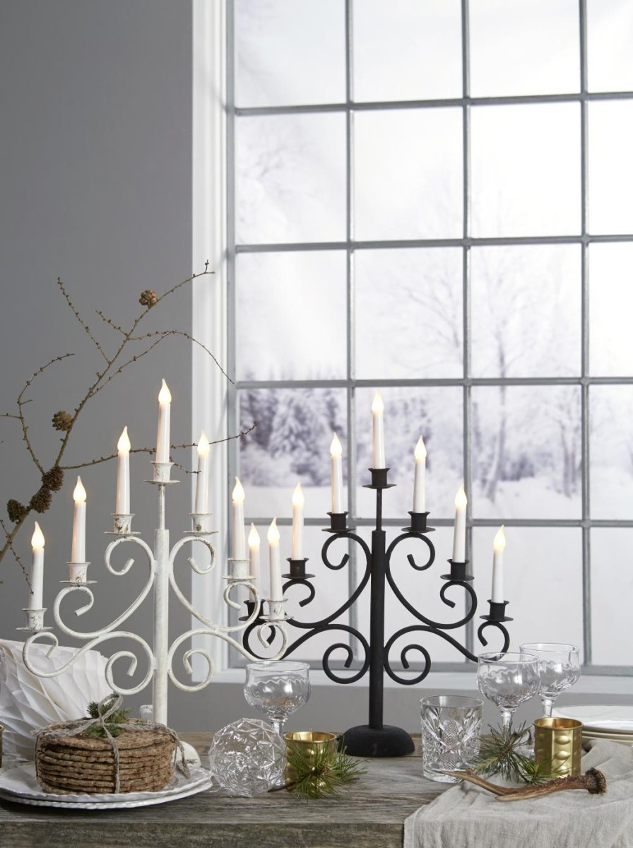 Smide 7 Blanco De Pixie Design - Un elegante y r&uacute;stico candelabro de hierro forjado con siete brazos, en una elegante combinaci&oacute;n de blanco y oro antiguo.