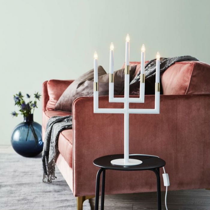 Karsten Blanco De Markslöjd - El diseño minimalista combina la elegancia moderna con la tradición navideña clásica.