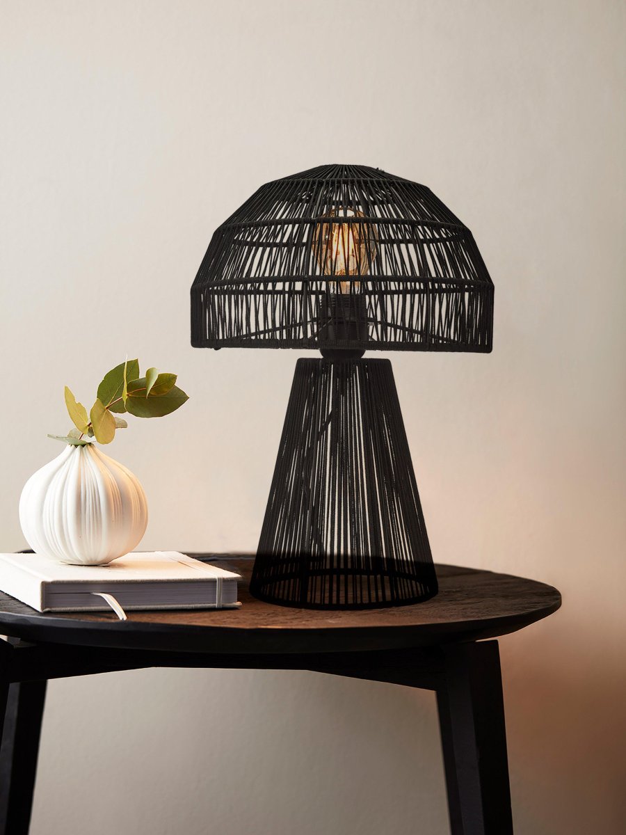 Porcini 37cm Negro lámpara de mesa De PR Home - La lámpara de mesa Porcini es una lámpara hecha a mano a partir de un marco de metal envuelto a mano con hilo brillante, lo que permite que la luz se filtre finamente a través de los hilos.