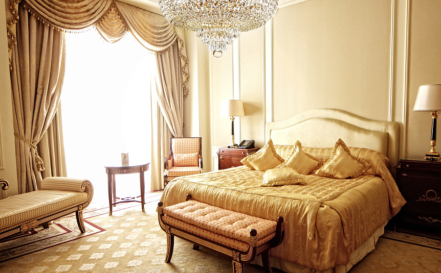 Palace Ø50 Oro antiguo cristal De Maytoni - Palace es una elegante l&aacute;mpara de techo de cristal realizada en metal con un noble acabado en oro antiguo.