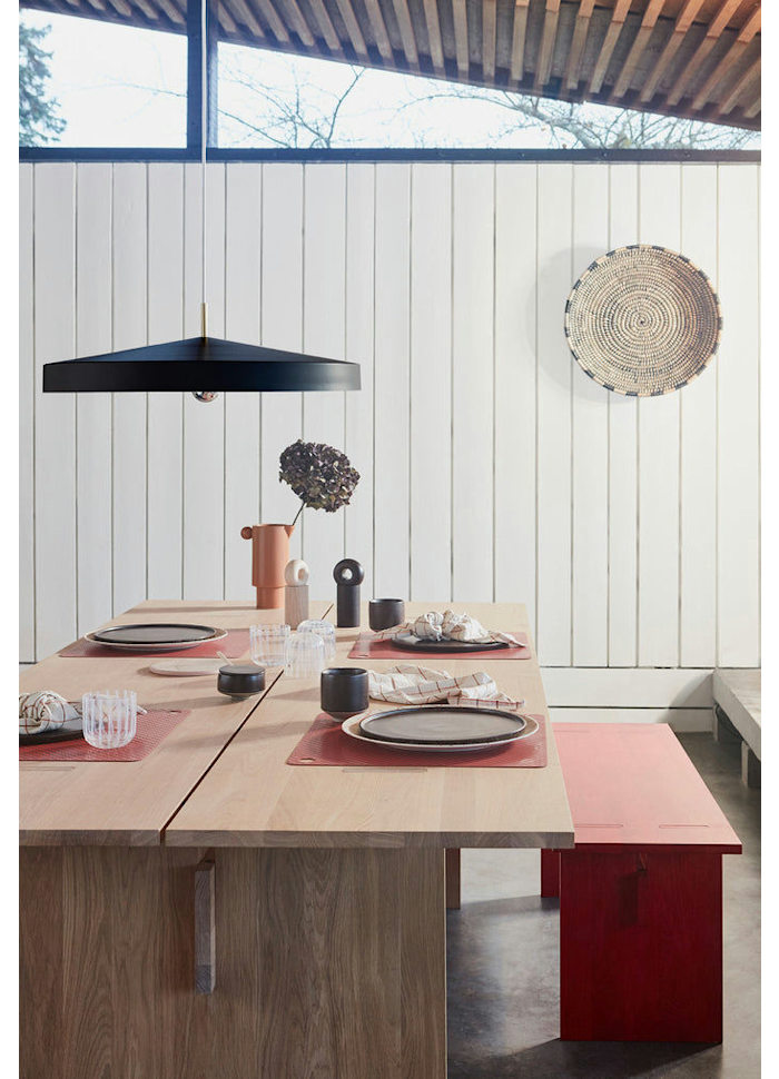 Hatto Ø65 Negro Lámpas de techo De OYOY - La pantalla en forma de sombrero, inspirada en la palabra japonesa "hatto", le da un aspecto moderno que se adapta a cualquier hogar.