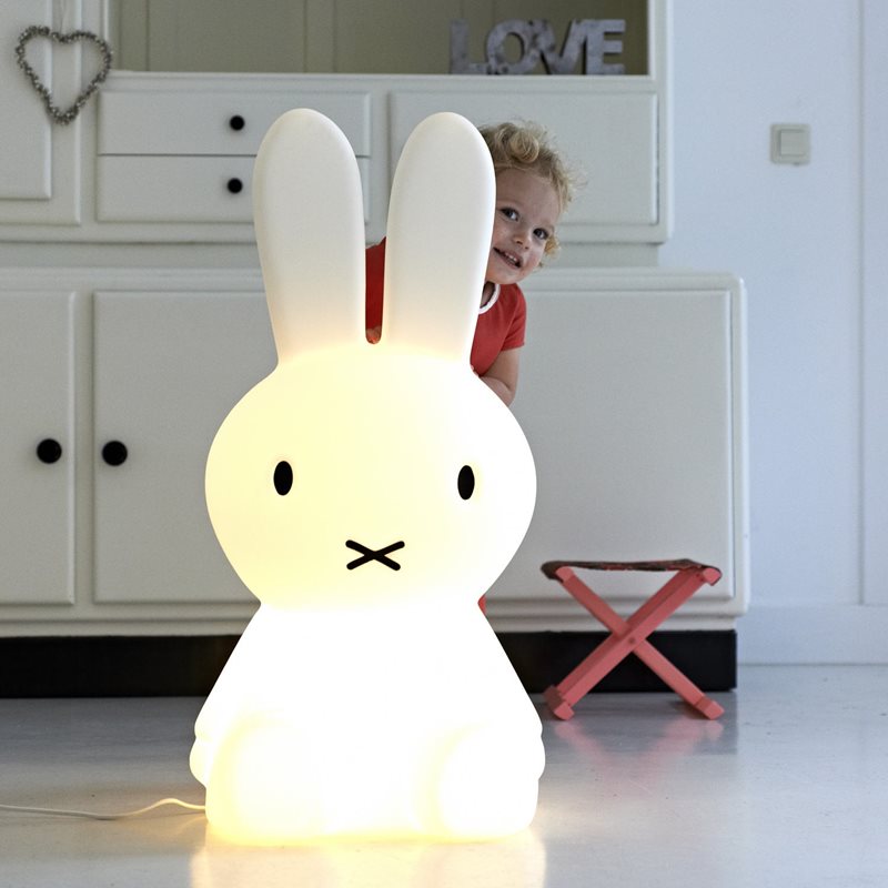 Miffy XL Blanco lámpara infantil De Mr Maria - Miffy XL, el conejo más grande de la serie Miffy, mide 80 cm de alto y cuenta con iluminación LED regulable con 6 configuraciones de luz, incluido el modo nocturno.