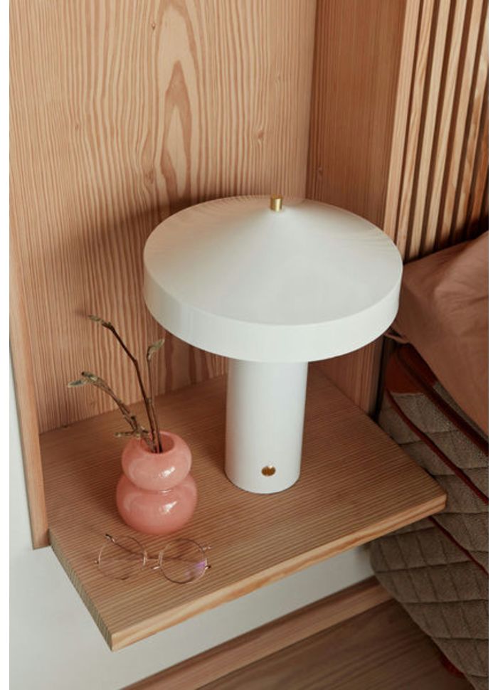 Hatto 40cm Blanco lámpara de mesa De OYOY - La lámpara de mesa Hatto es como una pequeña obra de arte que aporta luz y un ambiente único a tu hogar.