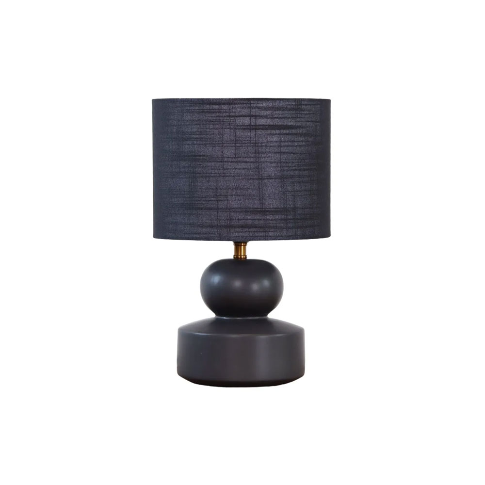 Muschi 36cm Negro lámpara de mesa De Nordic Lighting - La l&aacute;mpara de mesa "Pussy" negra presenta una moderna base de cer&aacute;mica con formas suavemente redondeadas y una pantalla de lino a juego.