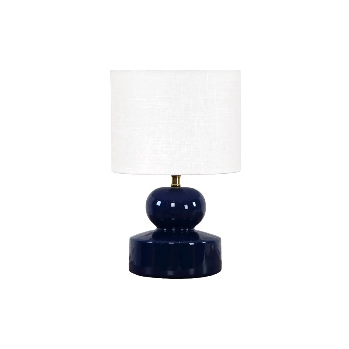 Muschi 36cm Azul lámpara de mesa De Nordic Lighting - La l&aacute;mpara de mesa Muschi presenta una base de cer&aacute;mica azul brillante con formas delicadamente redondeadas y una pantalla de lino blanco.