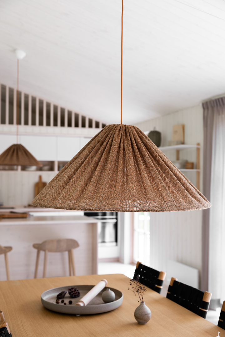 Tipi Pantalla S/Colgante Ø78 Naranja Lámpas de techo De Alde & Lind - Una pantalla de techo c&oacute;nica y voluminosa, perfecta como l&aacute;mpara de techo sobre una mesa de comedor o de centro.