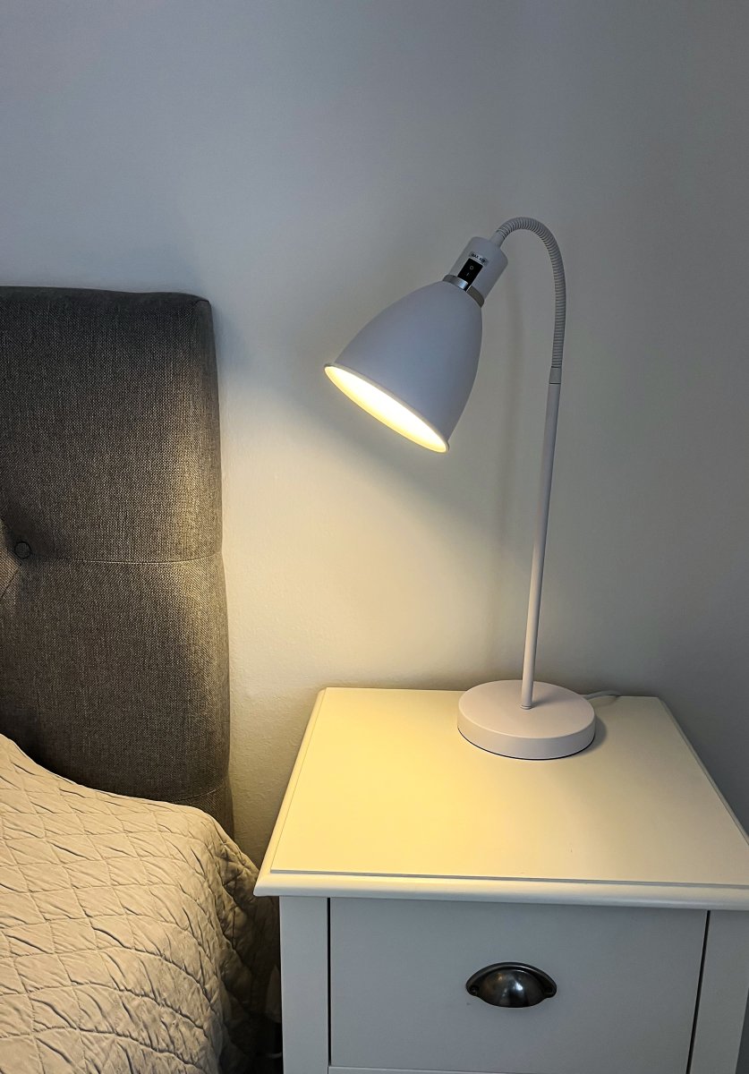 Idre 52cm Blanco lámpara de escritorio De Aneta Lighting - El interruptor de encendido de la l&aacute;mpara es de f&aacute;cil acceso.