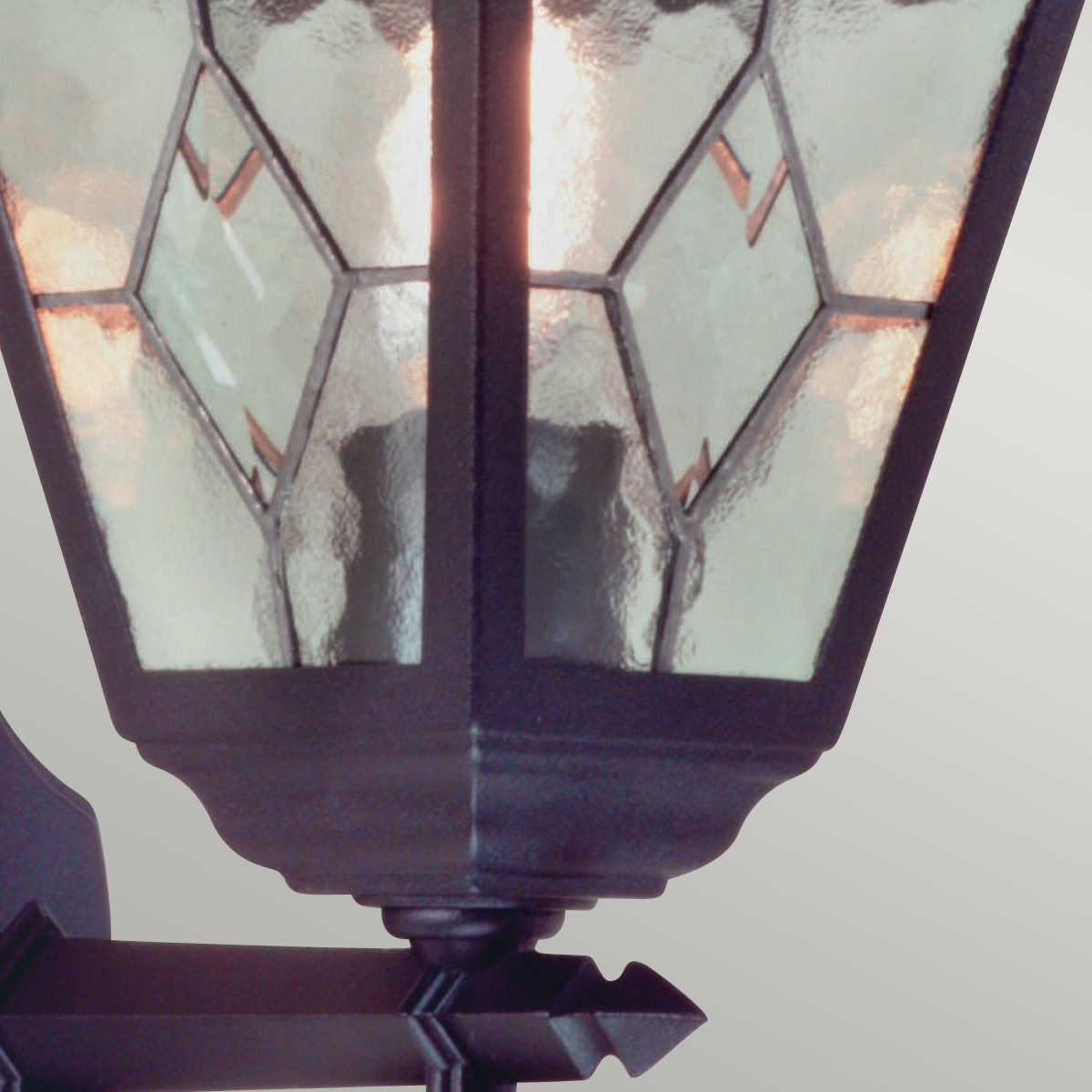 Norfolk Negro lámpara de exterior De Elstead Lighting - El aplique de pared Norfolk ofrece un dise&ntilde;o elegante y atemporal con sus paneles de vidrio emplomado, cada panel compuesto por cinco piezas de vidrio cortadas a mano.