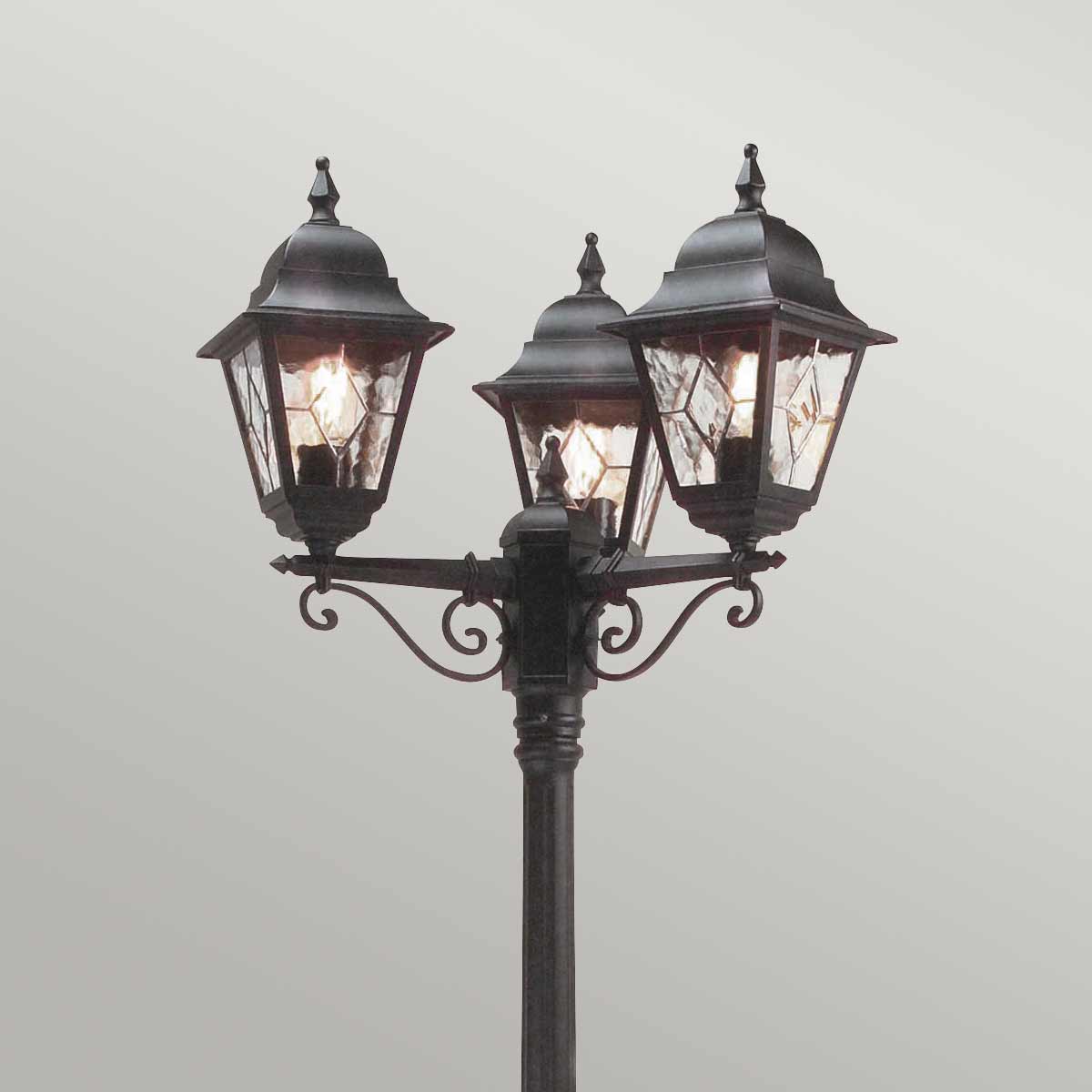 Norfolk 227cm Negro farola De Elstead Lighting - Cada panel de las linternas consta de cinco piezas de vidrio cortadas a mano, lo que crea un aspecto hermoso y tradicional.