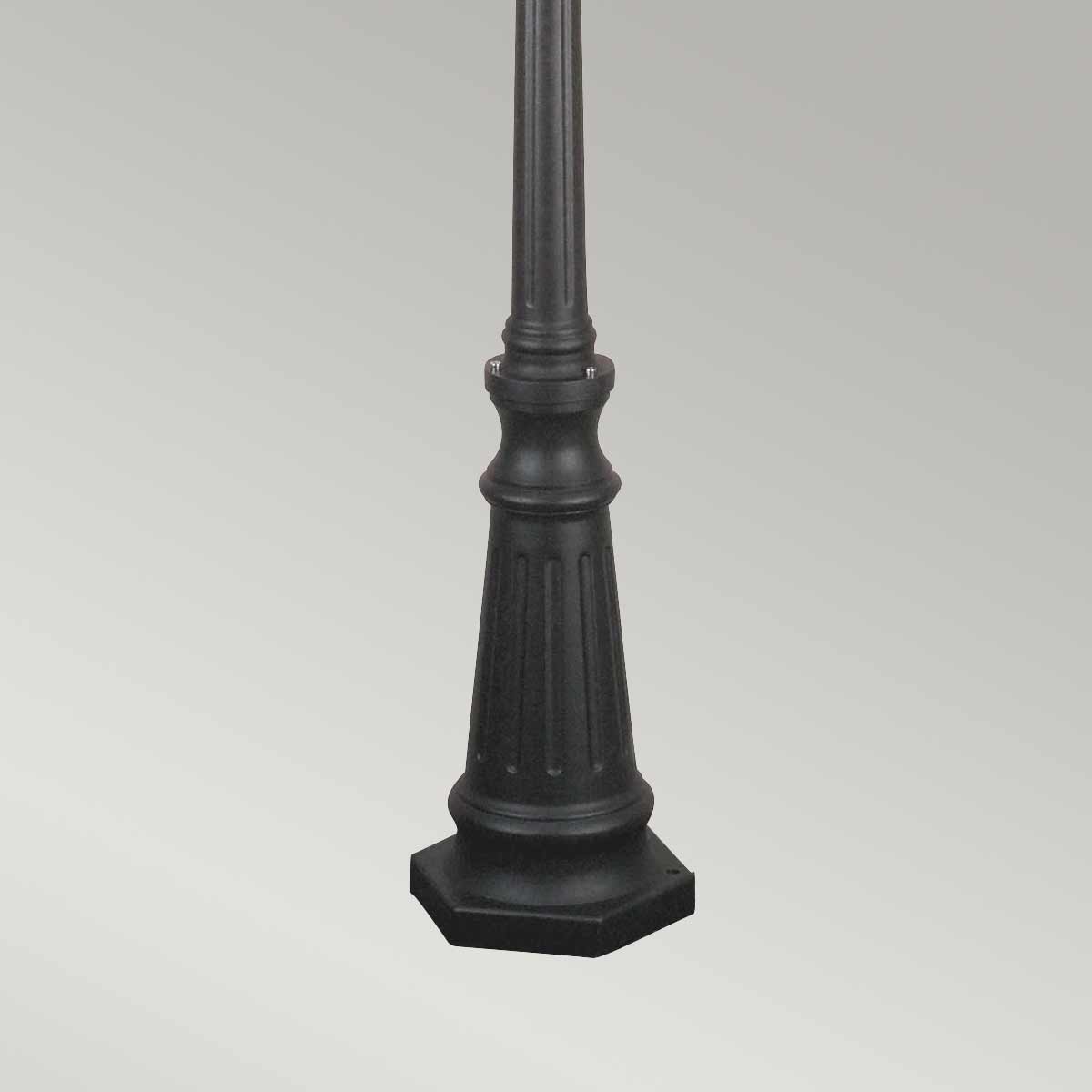 Norfolk 227cm Negro farola De Elstead Lighting - Cada panel de las linternas consta de cinco piezas de vidrio cortadas a mano, lo que crea un aspecto hermoso y tradicional.