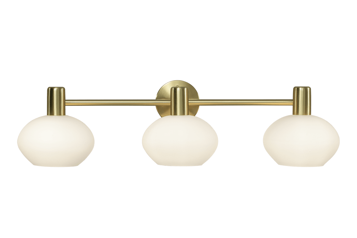 Elba 63cm Latón mate lámpara de baño De Aneta Lighting - Este aplique de pared, fabricado en metal de latón mate, presenta un diseño elegante con tres pantallas de cristal blanco opalino con forma que crean una luz suave y agradable.