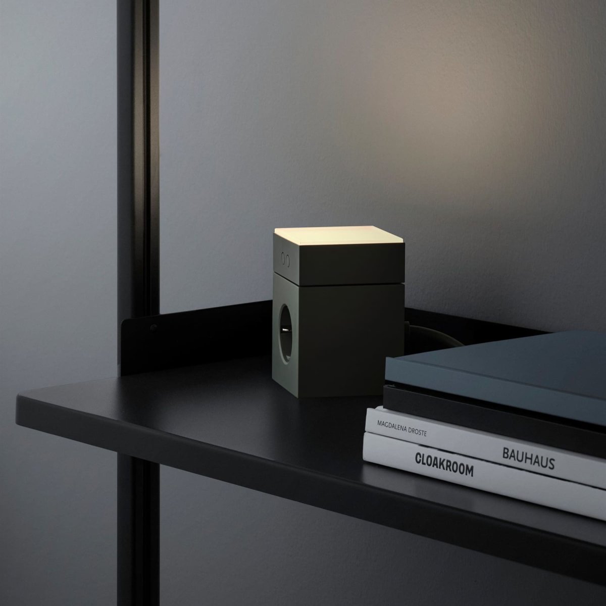 LAMP 1 - EU Verde De Avolt - La l&aacute;mpara est&aacute; fabricada en policarbonato y cuenta con una cubierta de vidrio esmerilado y texturizado que difunde la luz de forma suave y agradable.