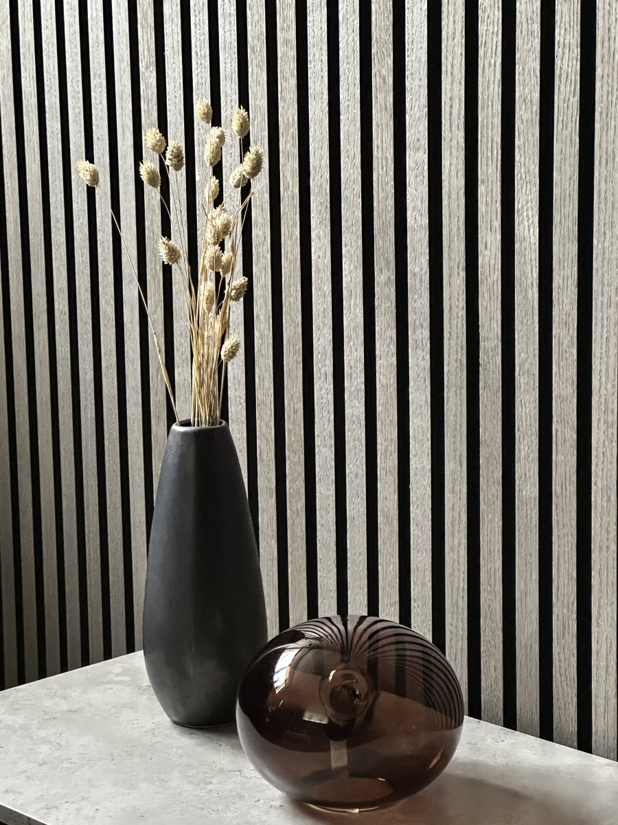 Globus 14cm Marrón lámpara de mesa De Aneta Lighting - L&aacute;mpara de mesa globo realizada en cristal marr&oacute;n con una fuente de luz en el interior de la esfera de cristal, que proporciona una luz decorativa y acogedora.