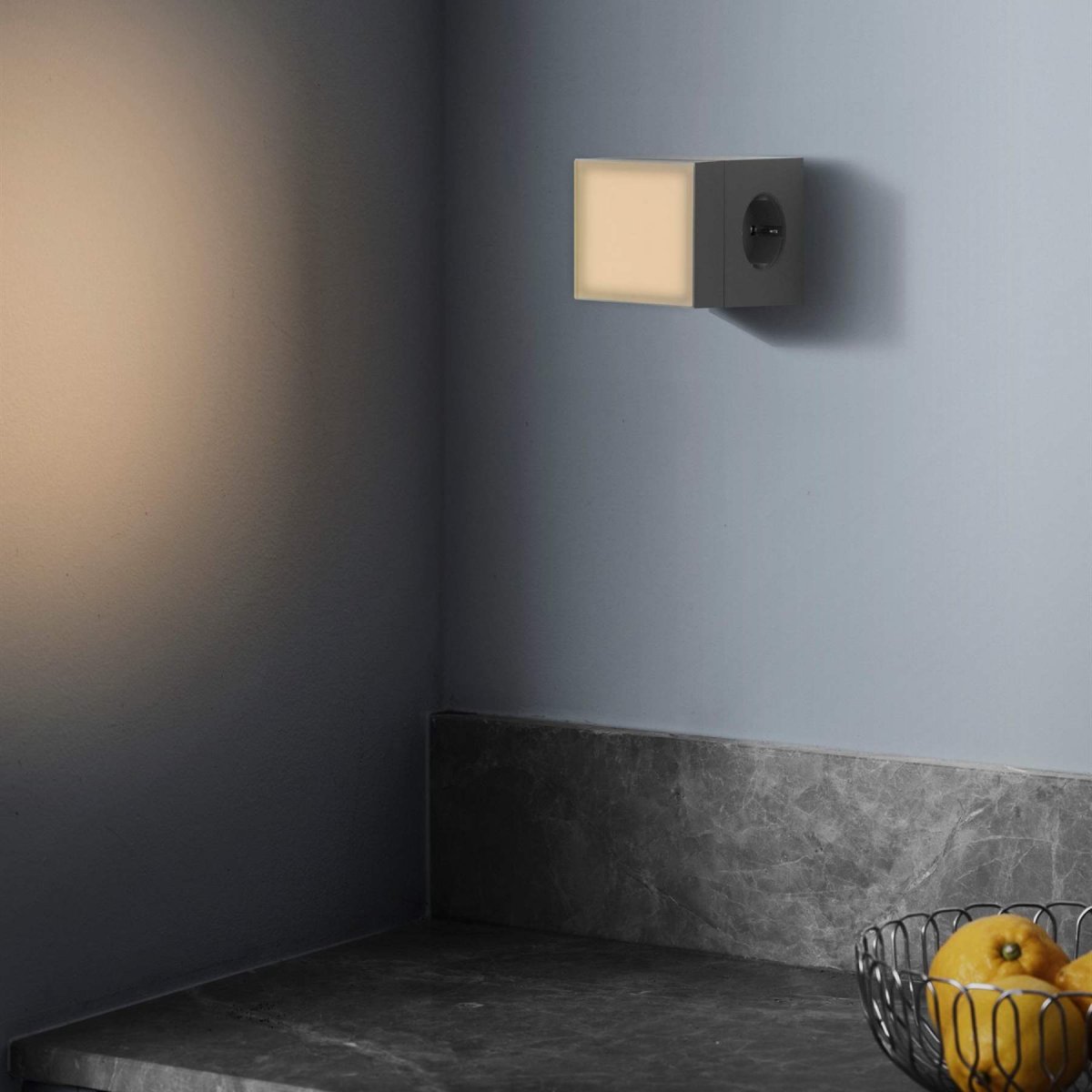 LAMP 1 - EU Gris De Avolt - La l&aacute;mpara est&aacute; fabricada en policarbonato y cuenta con una cubierta de vidrio esmerilado y texturizado que difunde la luz de forma suave y agradable.