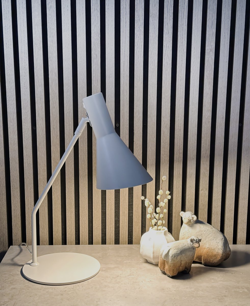 Ceres 46cm Beige lámpara de escritorio De Aneta Lighting - La base plana de la lámpara y la elegante pantalla de metal crean una impresión moderna que encaja perfectamente en el hogar escandinavo.